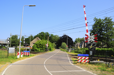 904247 Gezicht op de spoorwegovergang in de Voordorpsedijk te Utrecht voor de (lage) sporen van de spoorlijn ...